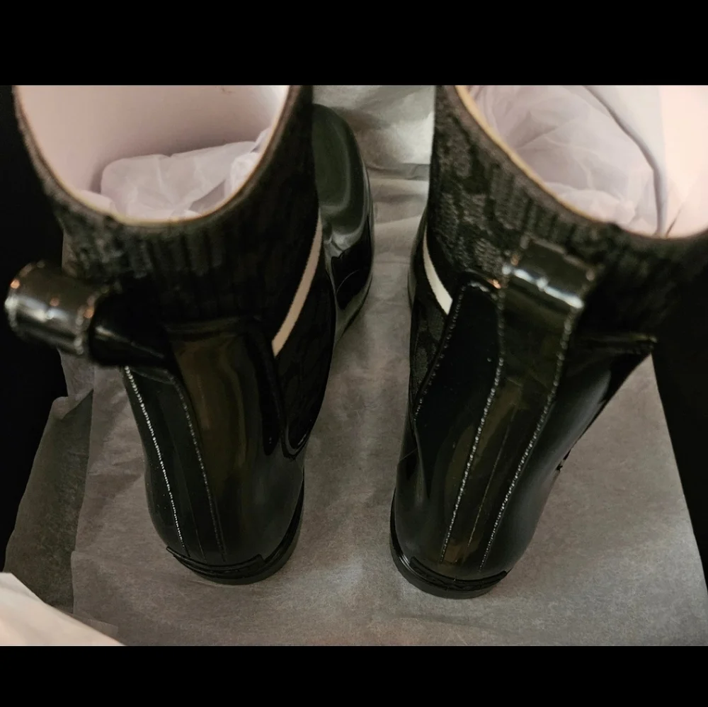 Coach rainboots run small - Picture 3 of 7